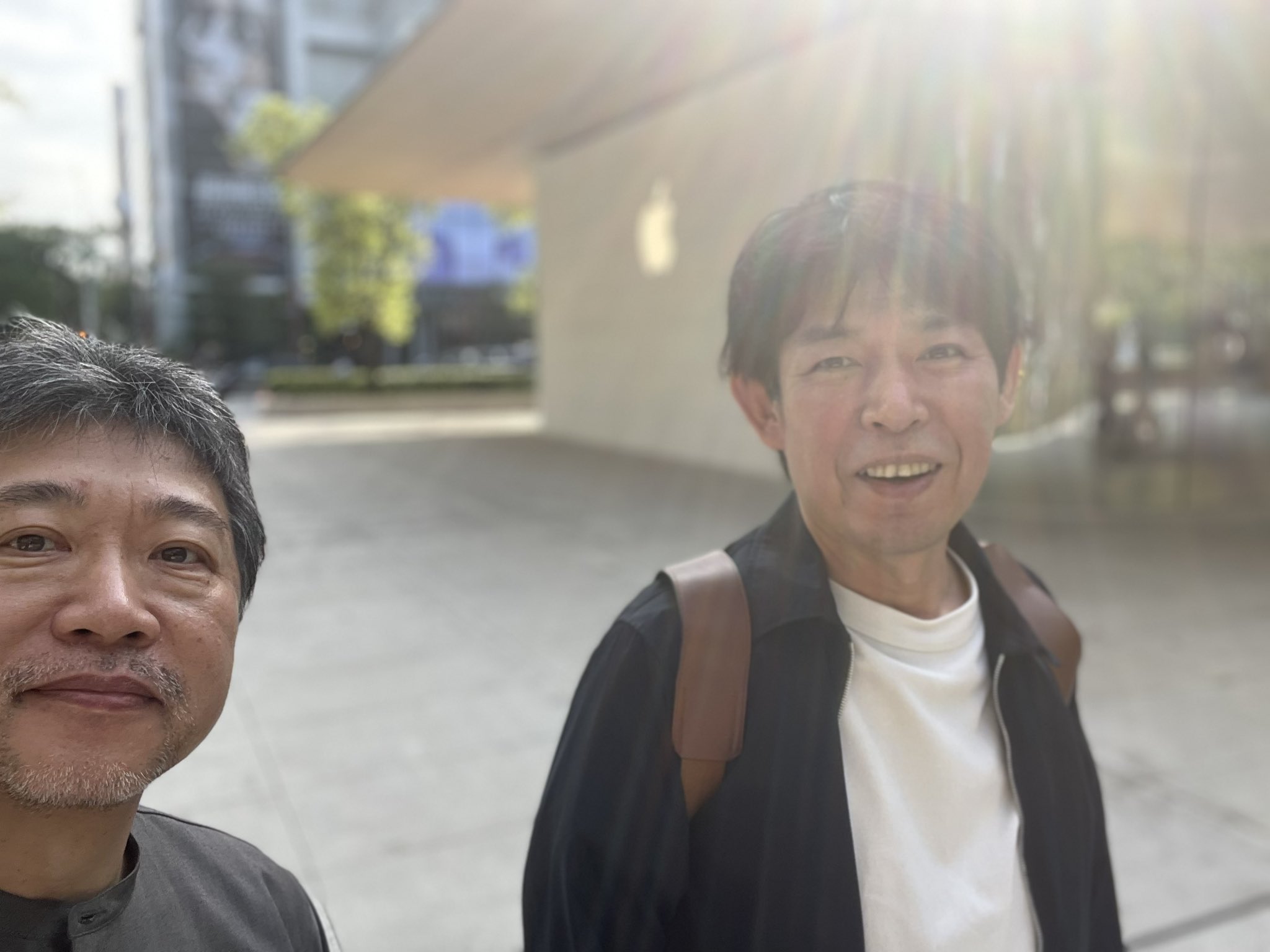 是枝裕和導演（左）與編劇坂元裕二兩人本週都在台灣出席金馬大師課，昨趁空檔一起去吃鼎泰豐，今公布明年攜手推出電影《怪物》。（翻攝自是枝裕和Twitter）