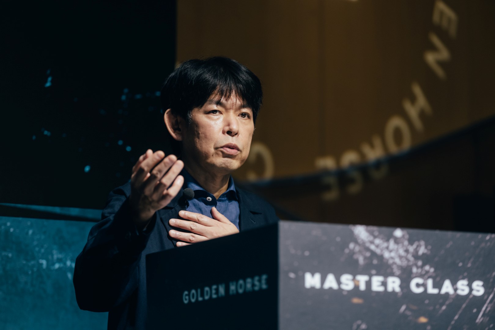 日本編劇坂元裕二以代表作《四重奏》中一場炸雞與檸檬的戲和學員分享。（金馬執委會提供）