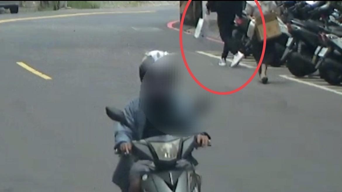 監視器拍下梁嫌向被害人收取現金的畫面。(警方提供)