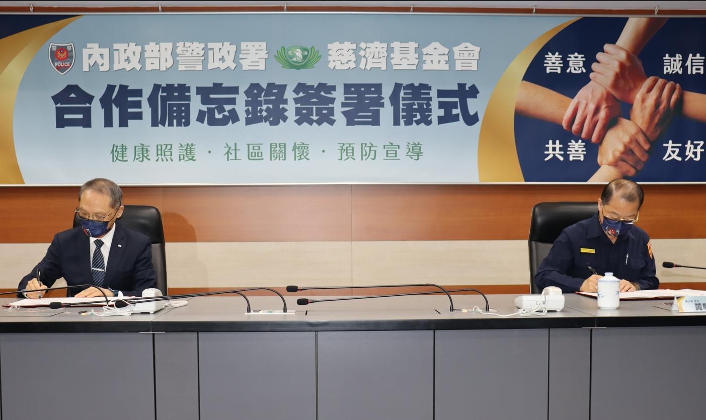 慈濟基金會顏博文執行長（左）、內政部警政署黃明昭署長（右）互為雙方代表進行簽署儀式。（慈濟基金會提供）