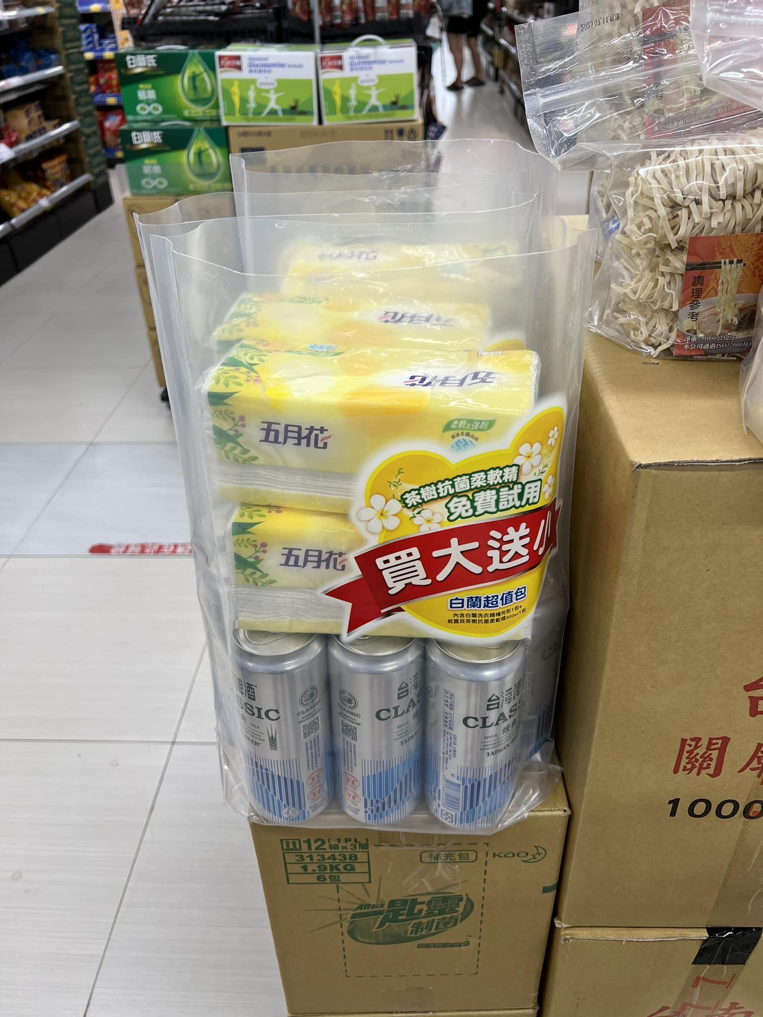 有網友在臉書社團po文曬出一張照片,原po還搞笑寫下「全聯新出的失戀專用套組」。(翻攝自路上觀察學院中)