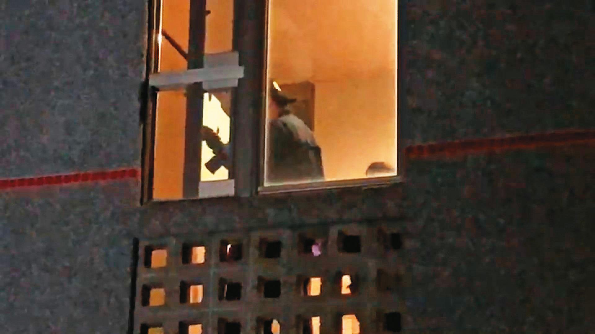 案發後，警方派人到案發現場仔細蒐證。（東森新聞提供）