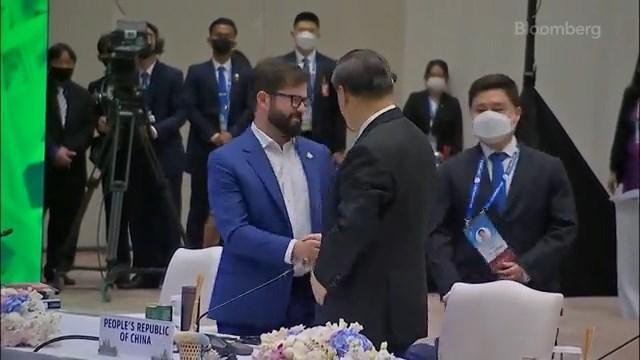 智利總統博里奇與習近平交談,習急找翻譯天使。(翻自《彭博》推特)