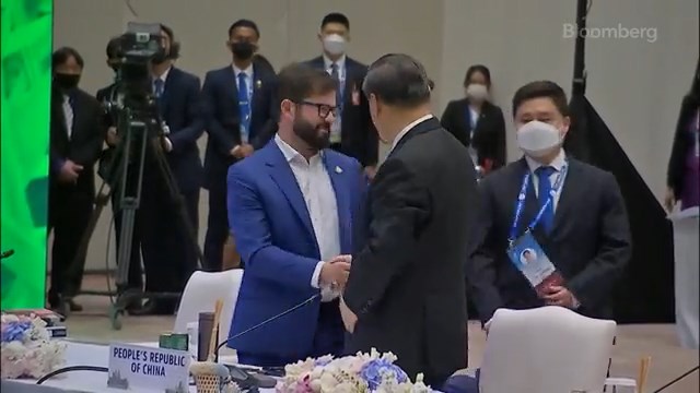 智利總統博里奇與習近平交談，習急找翻譯天使。（翻自《彭博》推特）