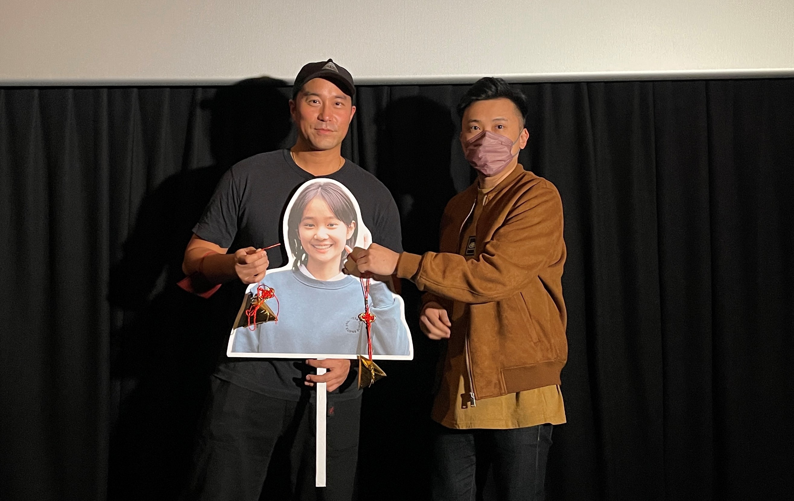 粉絲包場為《罪後真相》各入圍者集氣，還送上2顆金粽預祝張孝全與方郁婷得獎，右為導演陳奕甫。（威視提供）