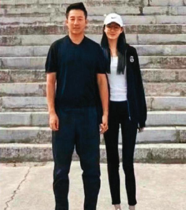 汪小菲（左）與大S離婚後，與26歲女星張穎穎（右）傳出緋聞。（翻攝微博）