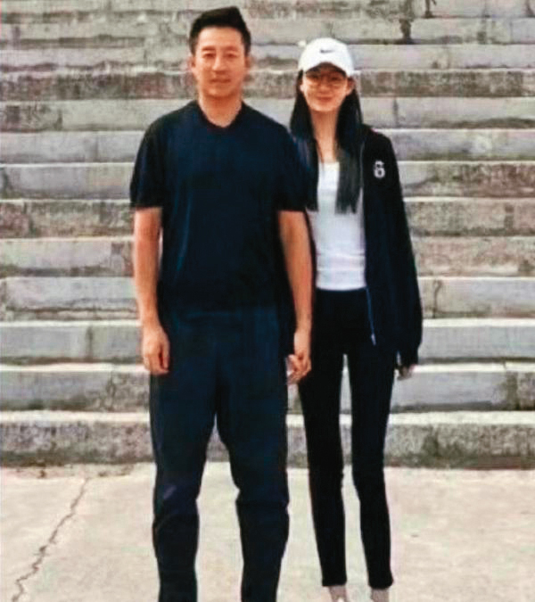 汪小菲（左）與大S離婚後，與26歲女星張穎穎（右）傳出緋聞。（翻攝微博）