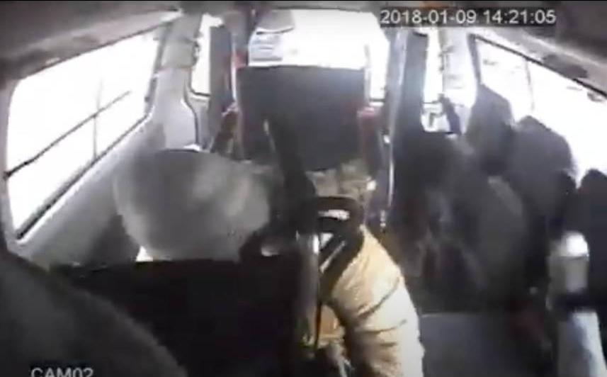 復康巴士遭遇突然衝出的機車時急煞，導致陳母（圖中）從輪椅上摔倒骨折。（讀者提供）