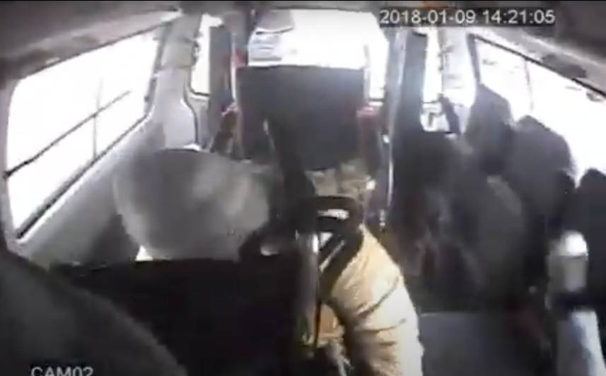 復康巴士遭遇突然衝出的機車時急煞，導致陳母（圖中）從輪椅上摔倒骨折。（讀者提供）