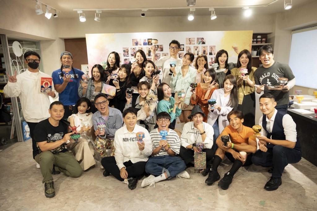 萬海慈善【讓愛閃耀】Care in&Change out公益畫展開幕記者會,20多位名人/藝術家分享創作理念。(萬海慈善提供)