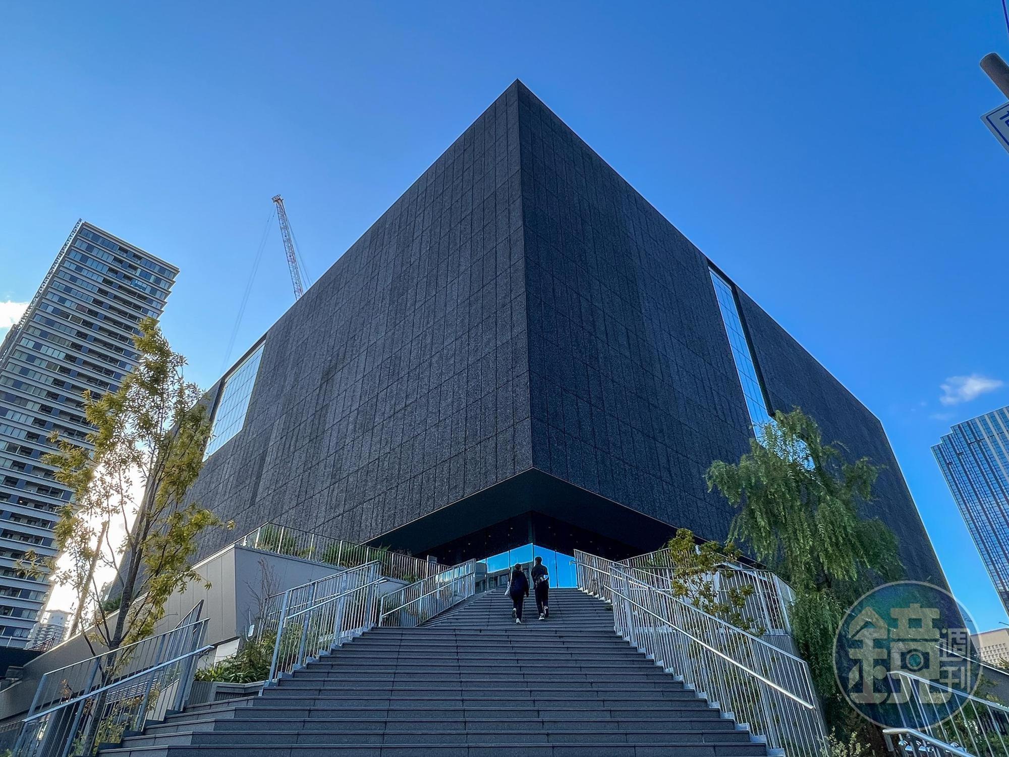 「中之島美術館」的建築外觀宛如一座漂浮的黑盒子，是大阪市區的最新地標。