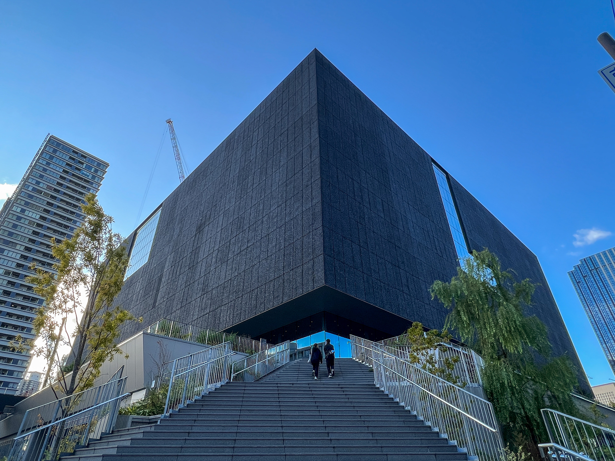 「中之島美術館」的建築外觀宛如一座漂浮的黑盒子，是大阪市區的最新地標。