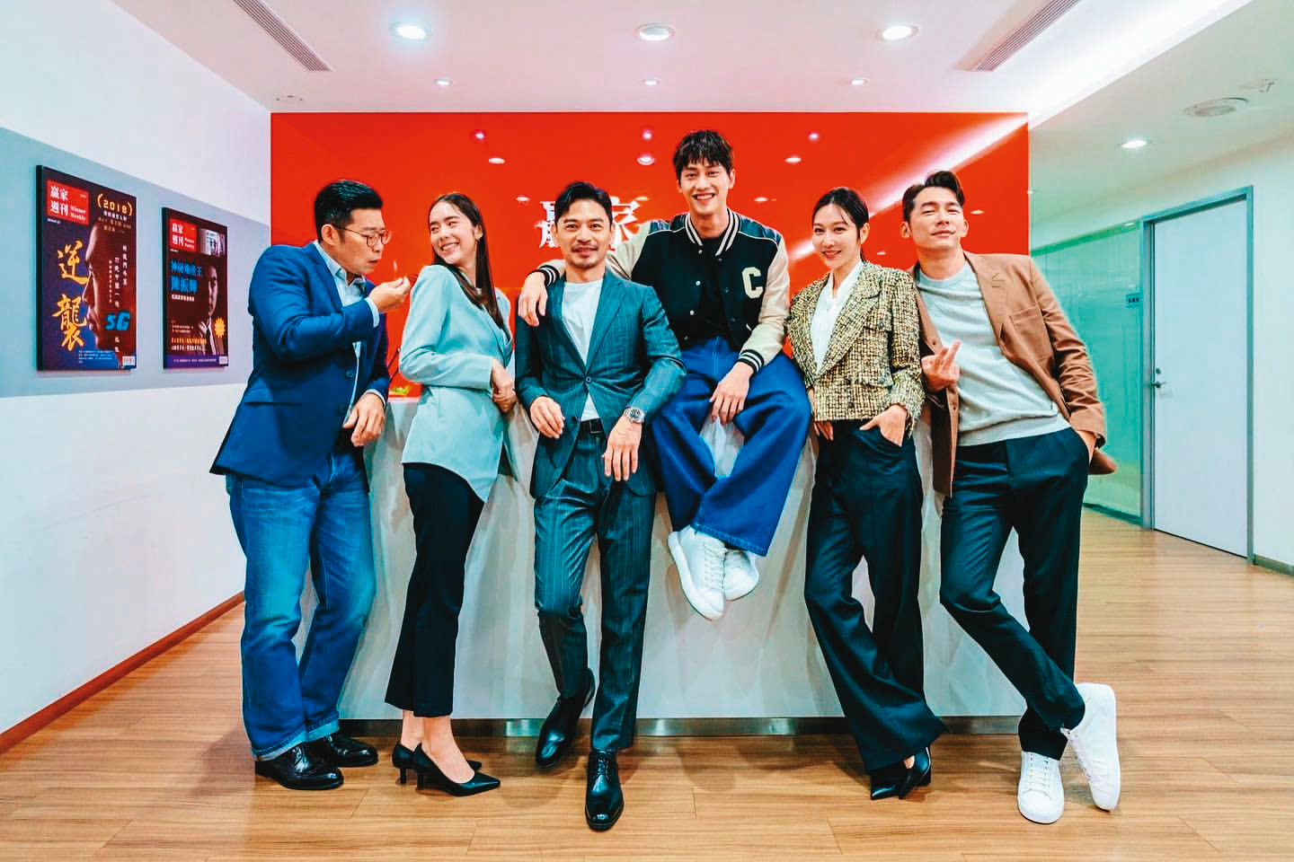 曾莞婷（右二）目前拍攝職場題材新劇《X！又是星期一》，飾演辦公室主管。（鏡文學提供）
