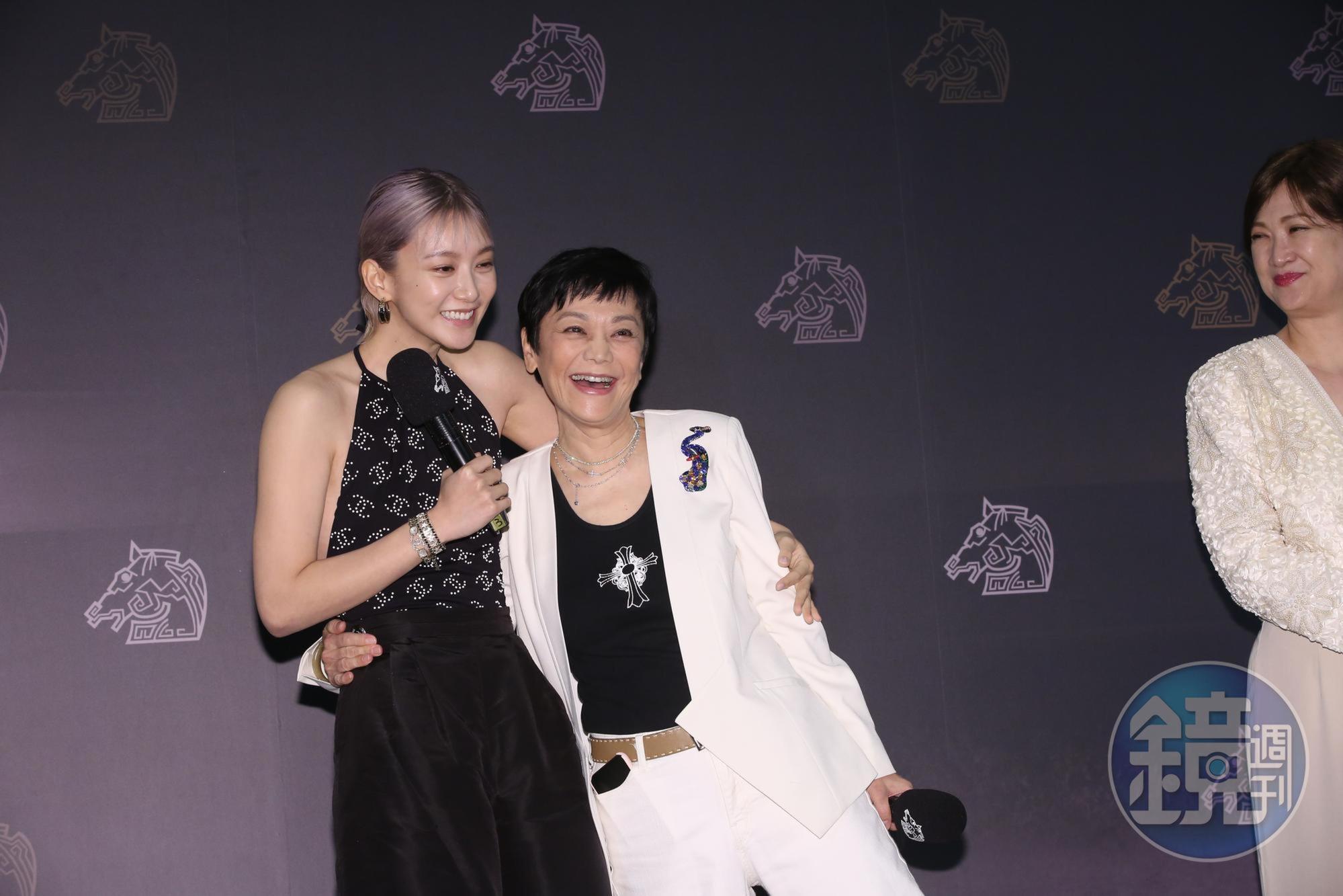 袁澧林與張艾嘉在另一部電影中飾演母女，沒想到竟同台競技，2人在台上隨即來了個愛的抱抱。