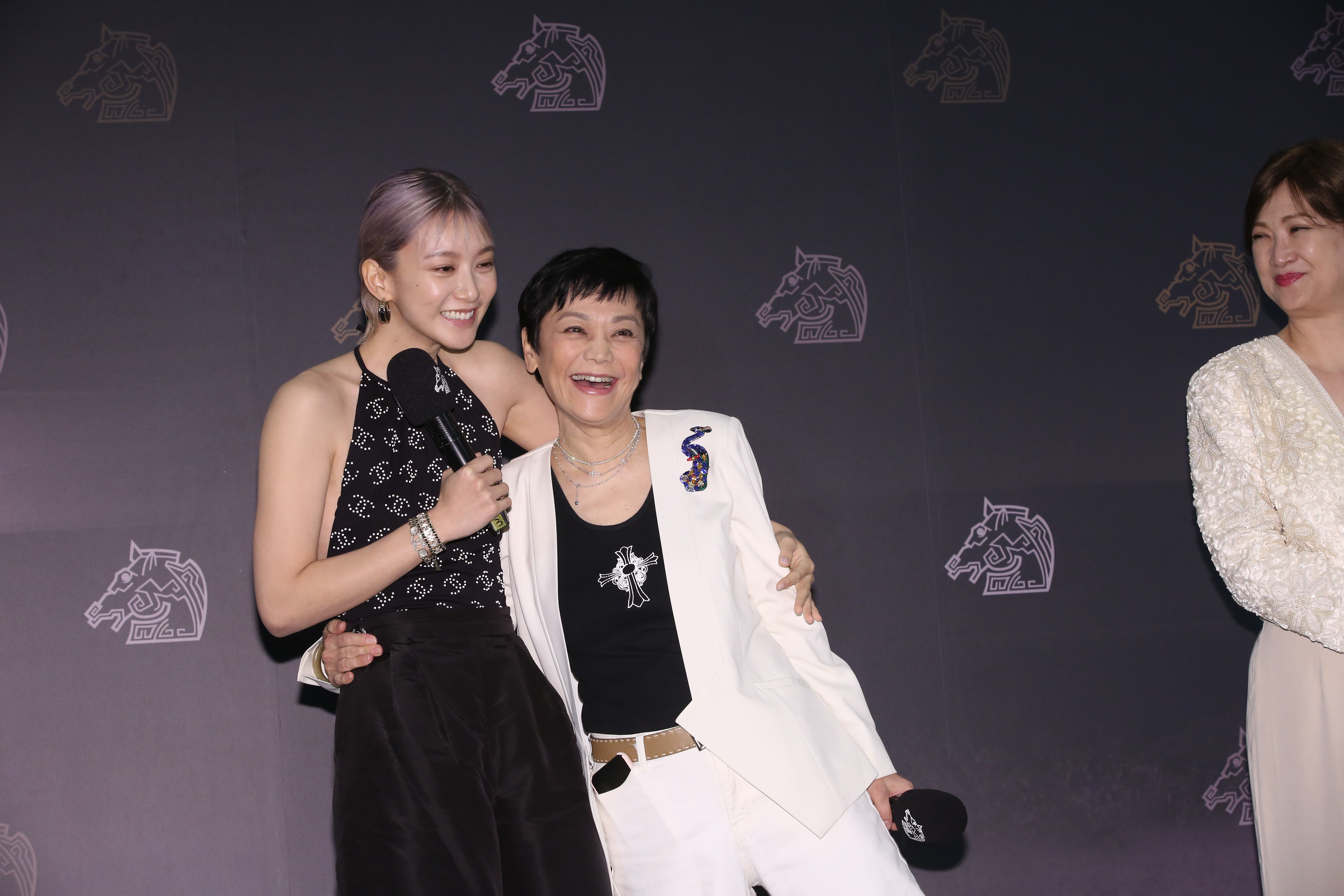 袁澧林與張艾嘉在另一部電影中飾演母女，沒想到竟同台競技，2人在台上隨即來了個愛的抱抱。