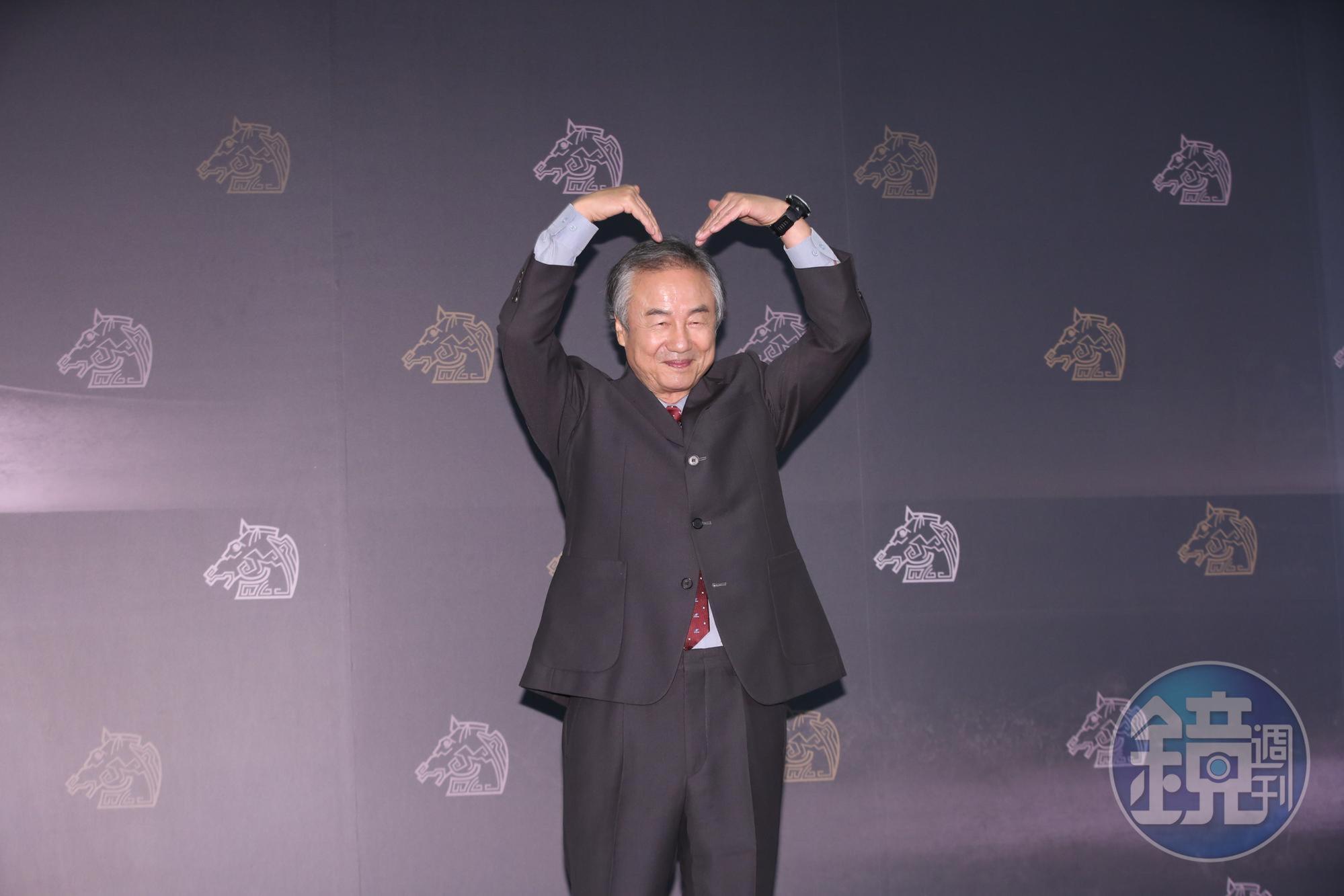 最資深的鄭東煥以雙手比愛心,證明現在拍照的流行手勢都是韓國人發明的。