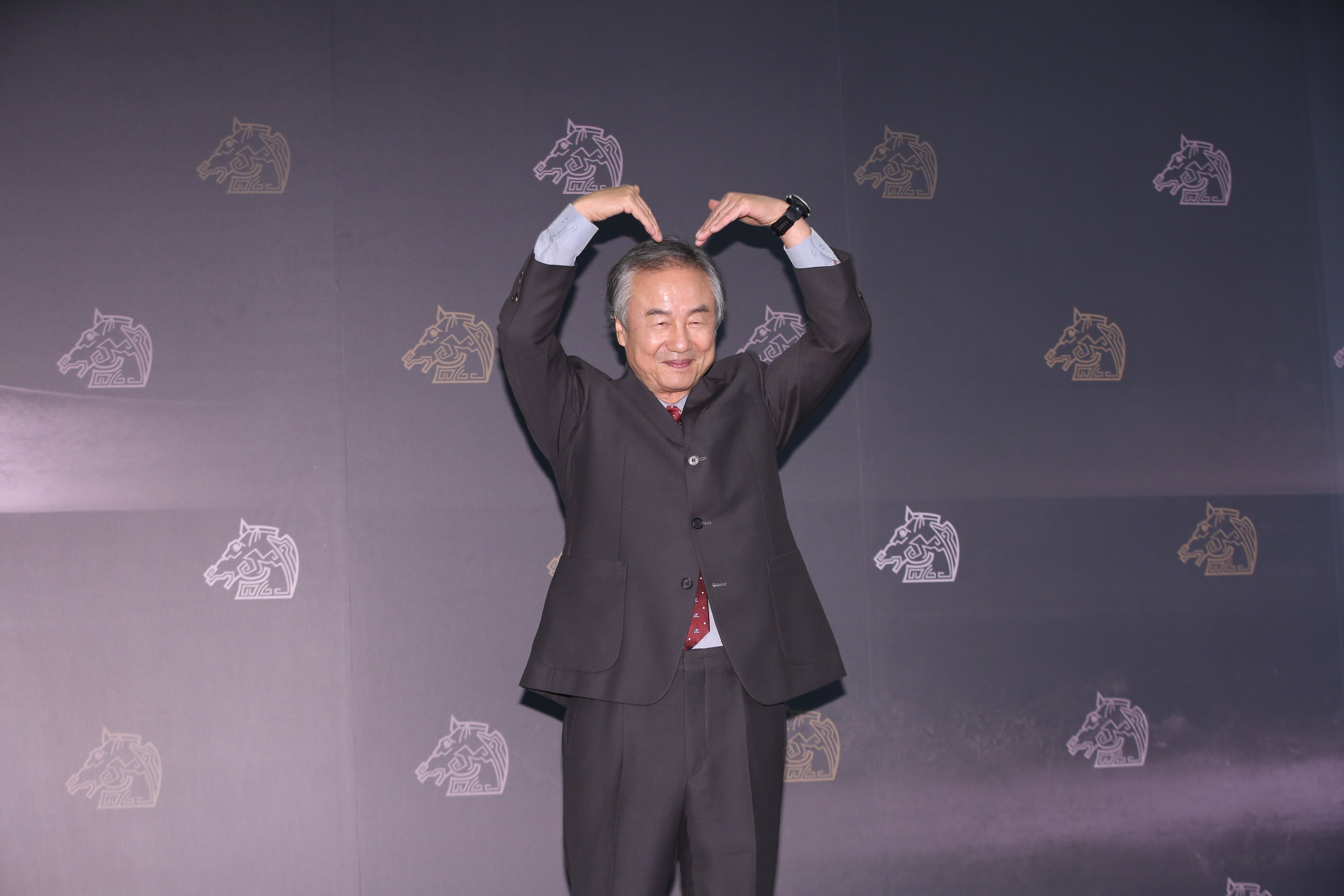 最資深的鄭東煥以雙手比愛心，證明現在拍照的流行手勢都是韓國人發明的。