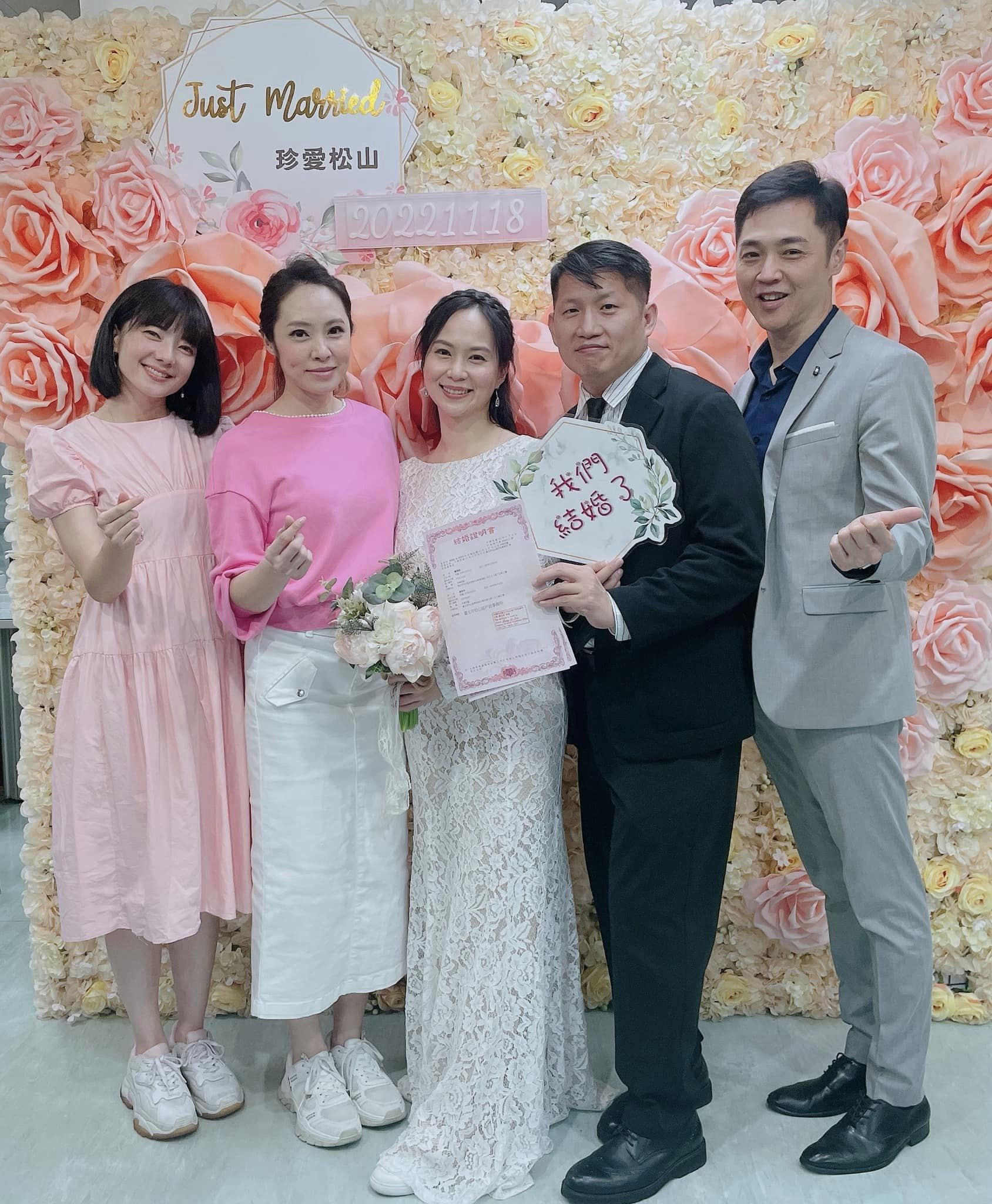 Stacy和老公登記，宋達民和洪百榕夫妻也到現場一起見證幸福時刻。（翻攝自史黛西STACY臉書）