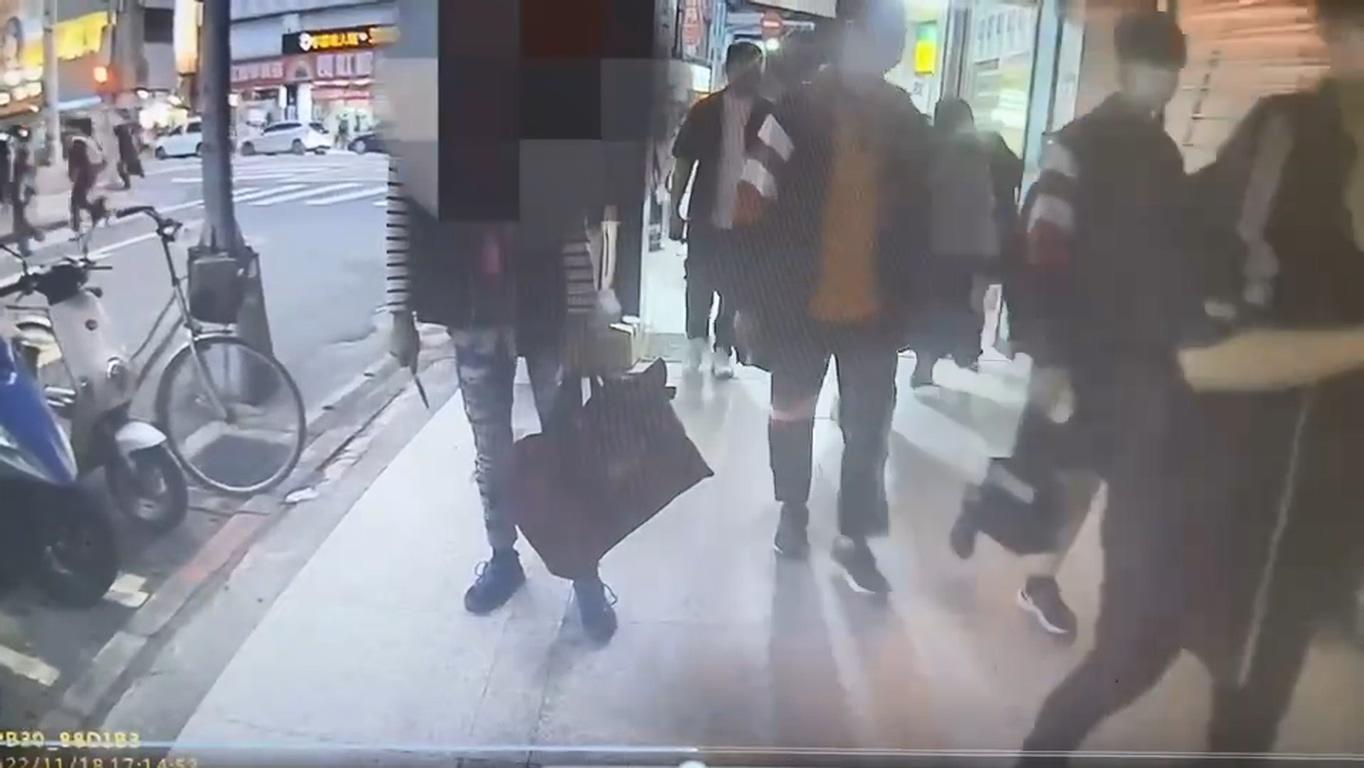李男持水果刀拒檢。(警方提供)