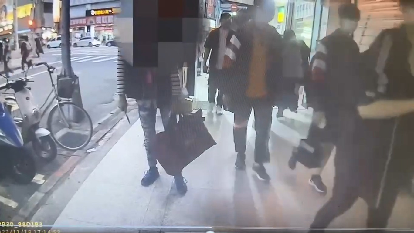 李男持水果刀拒檢。（警方提供）