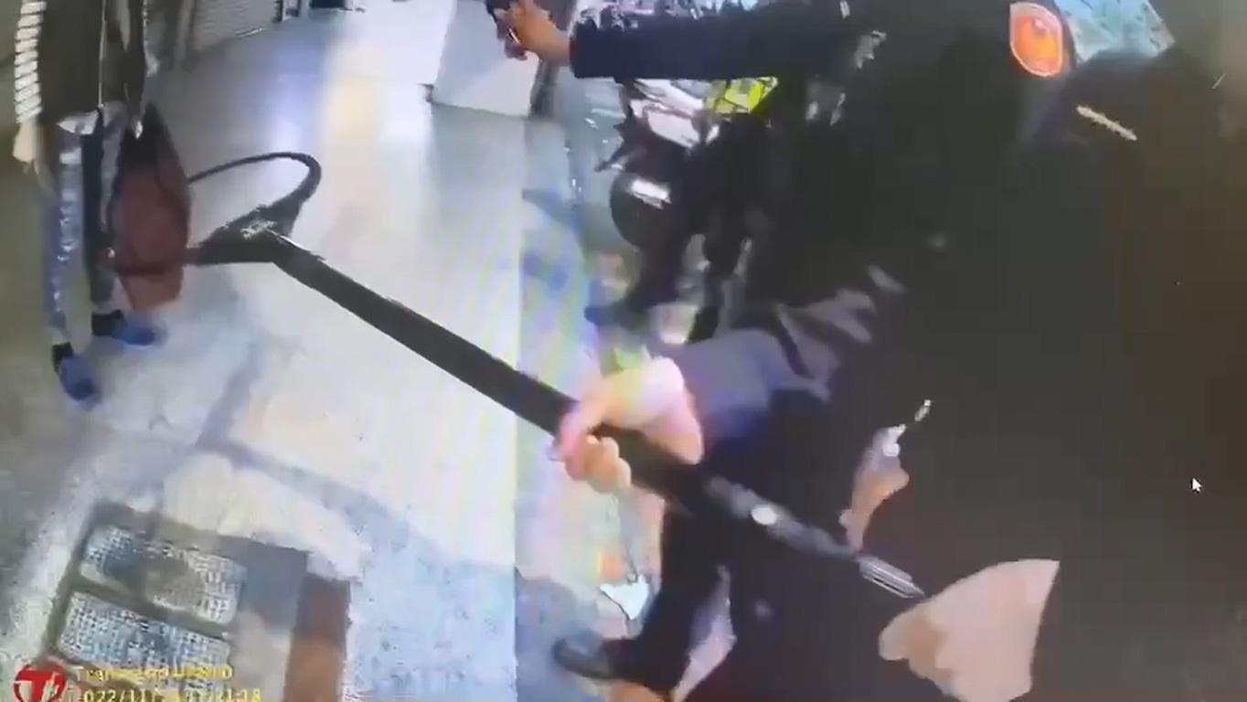 員警用月牙棒合力將他制伏。(警方提供)