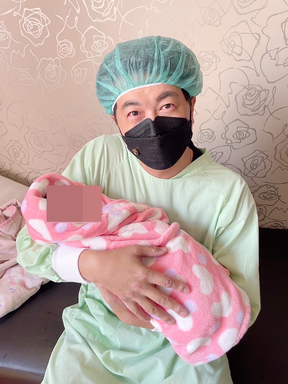 吳皓昇抱著女兒直呼感覺好奇妙，也催生身邊的人「這感覺真的很美好！」。（民視提供）