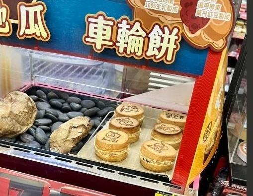 一名網友近日發現超商販賣「車輪餅」。（翻攝自爆廢公社）