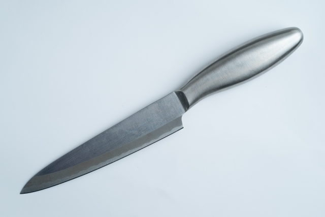 男子狠捅癌父，刀子甚至硬生生被砍到斷裂，但他不僅矢口否認弒父，還向法院喊冤：「我有思覺失調」。（示意圖／PhotoAC）