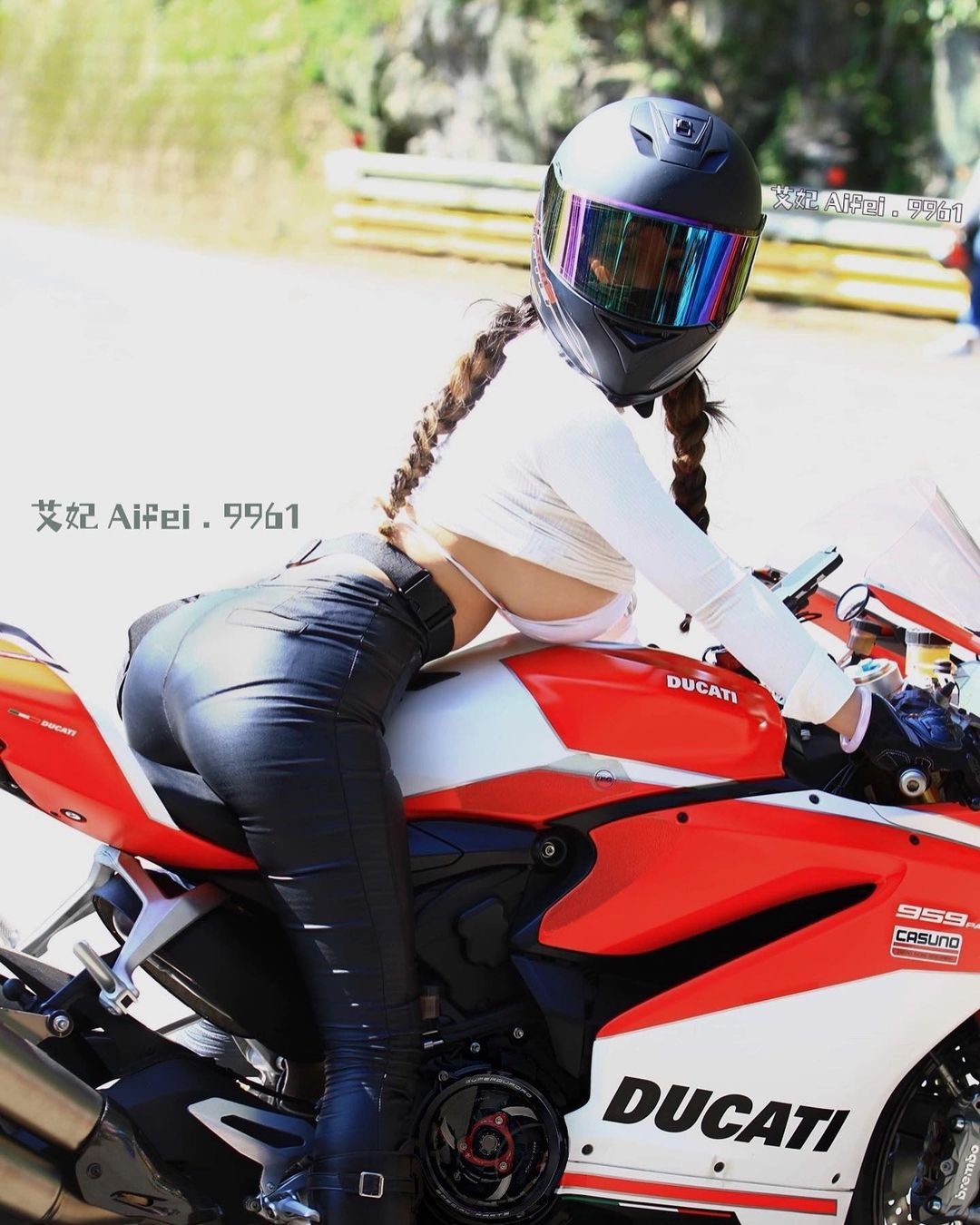 艾妃穿比基尼騎重機跑山，火辣裝扮讓人連按快門捕捉倩影。（翻攝IG@aifei.9961）