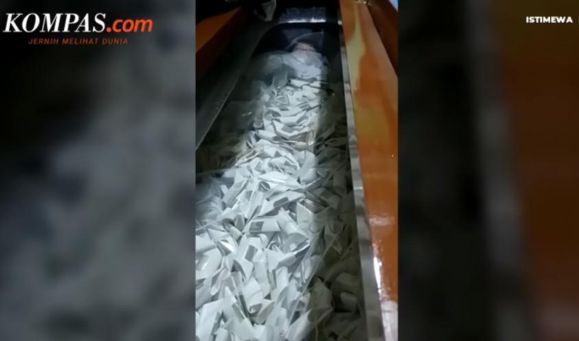印尼雅加達一名男子服藥裝死,喪禮上躺在棺材中死狀逼真。(翻攝自Kompas.com YouTube)
