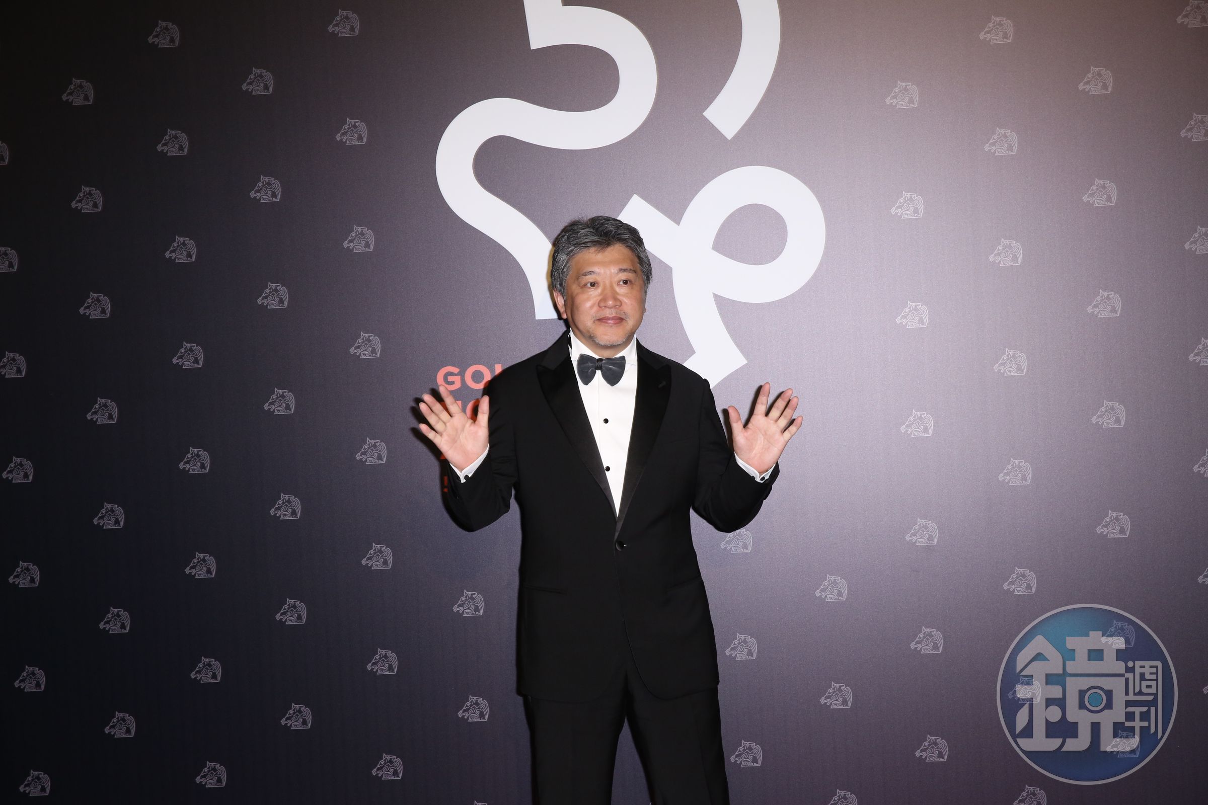 是枝裕和給人溫文儒雅印象的是枝裕和，選擇最安全也給人最具權威的的領結跟西裝穿搭。