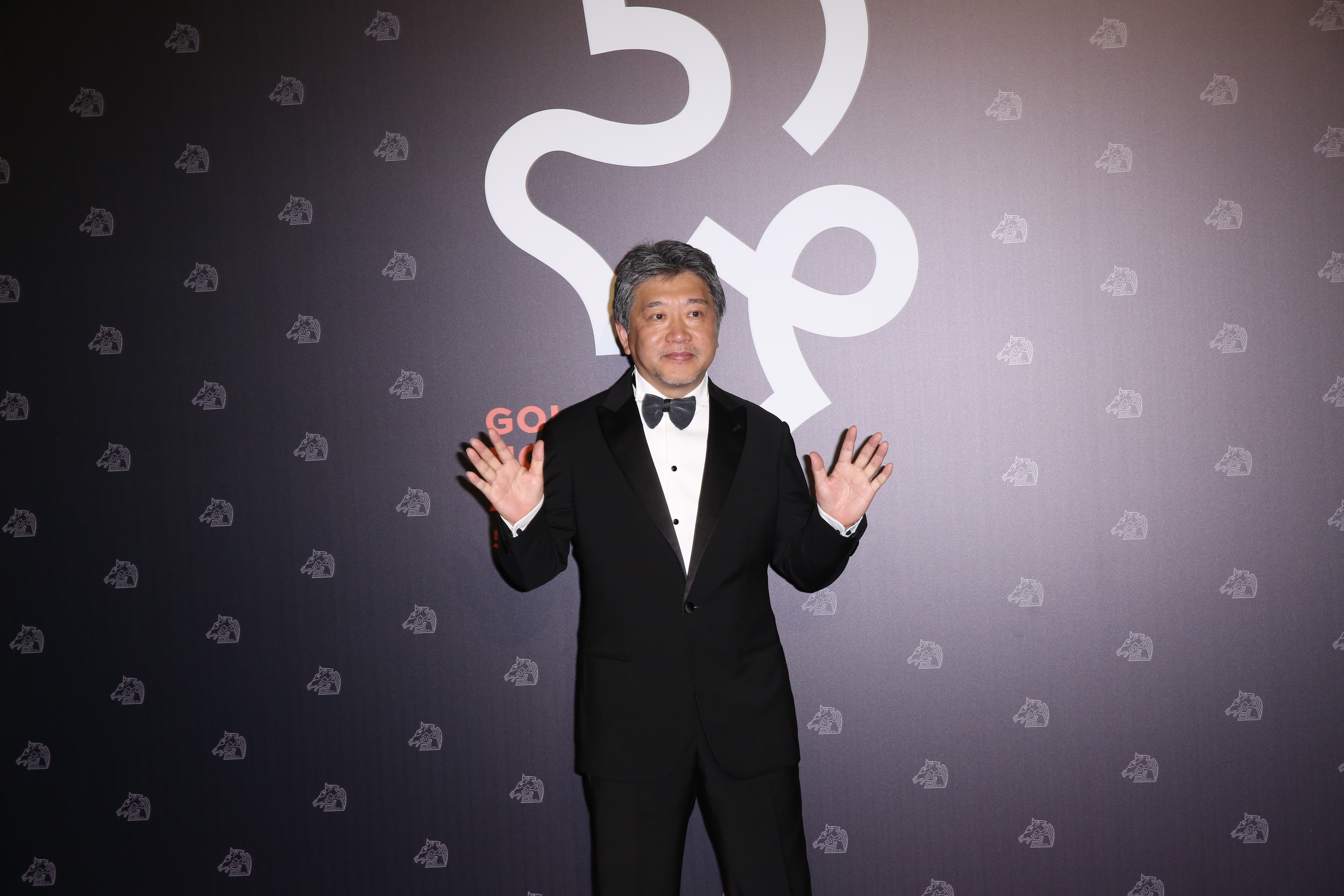 是枝裕和給人溫文儒雅印象的是枝裕和，選擇最安全也給人最具權威的的領結跟西裝穿搭。