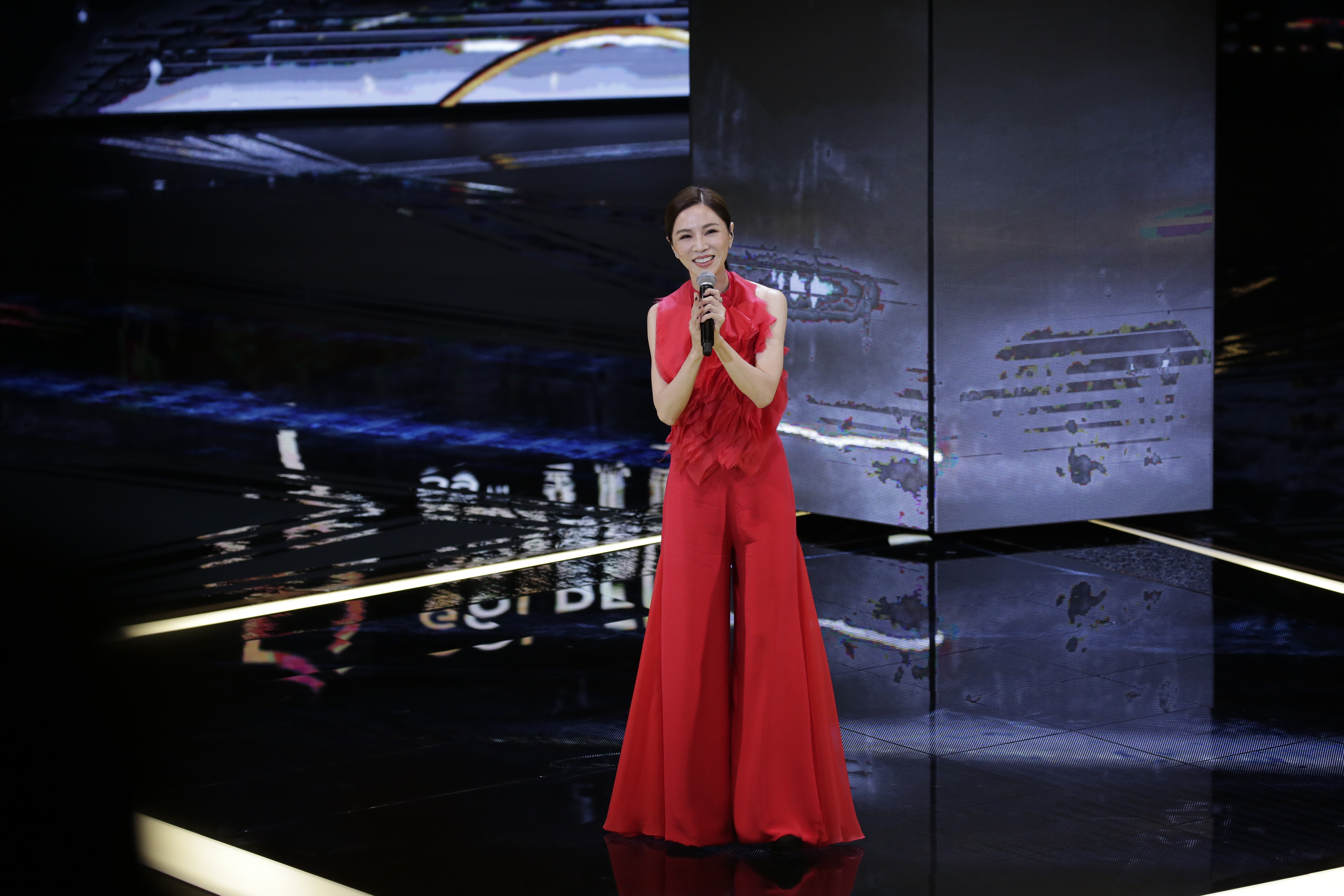  金馬影后謝盈萱獨挑大梁主持金馬獎頒獎典禮。