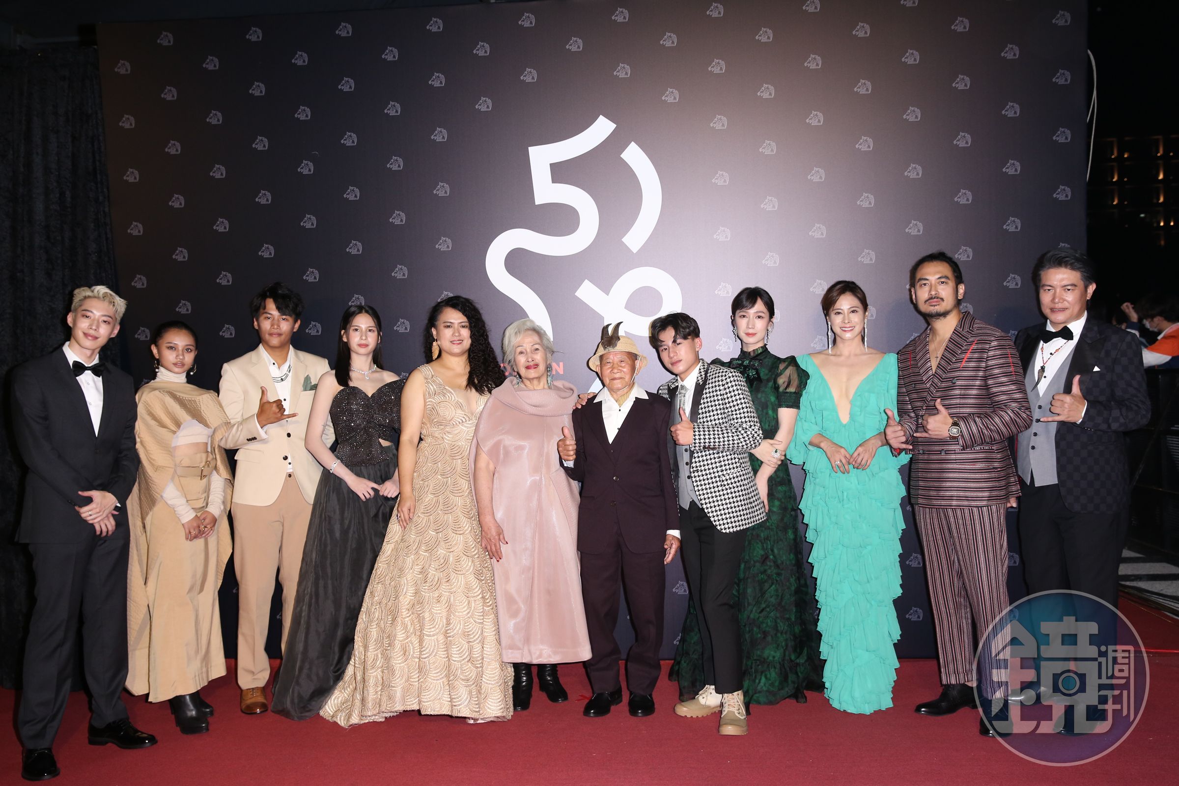 不得不說導演陳潔瑤（左5，Laha MEBOW）打扮越來越漂亮，這席長裙也是相當有氣勢跟自信，跟《哈勇家》的氣勢相輔相成。