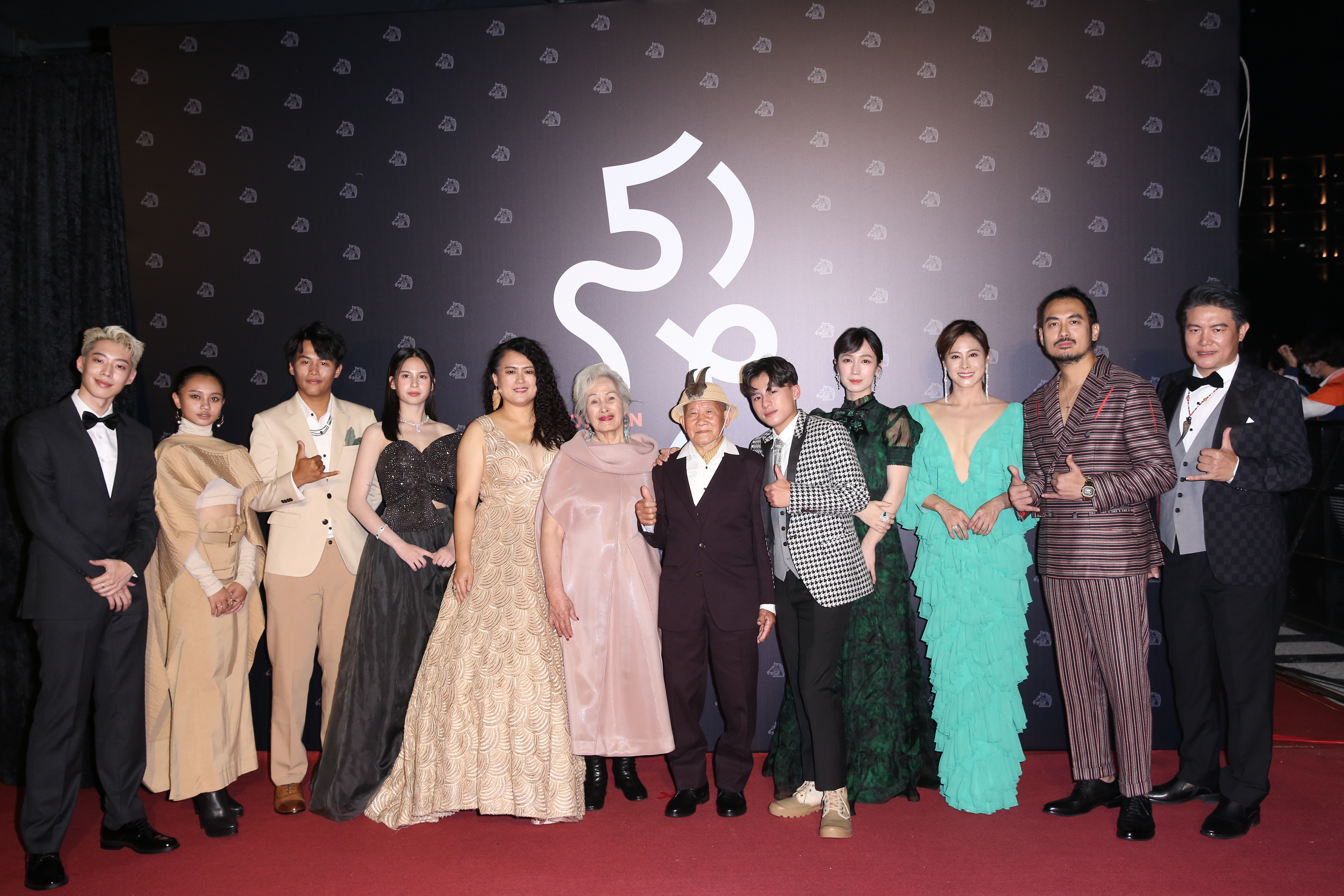 不得不說導演陳潔瑤（左5，Laha MEBOW）打扮越來越漂亮，這席長裙也是相當有氣勢跟自信，跟《哈勇家》的氣勢相輔相成。