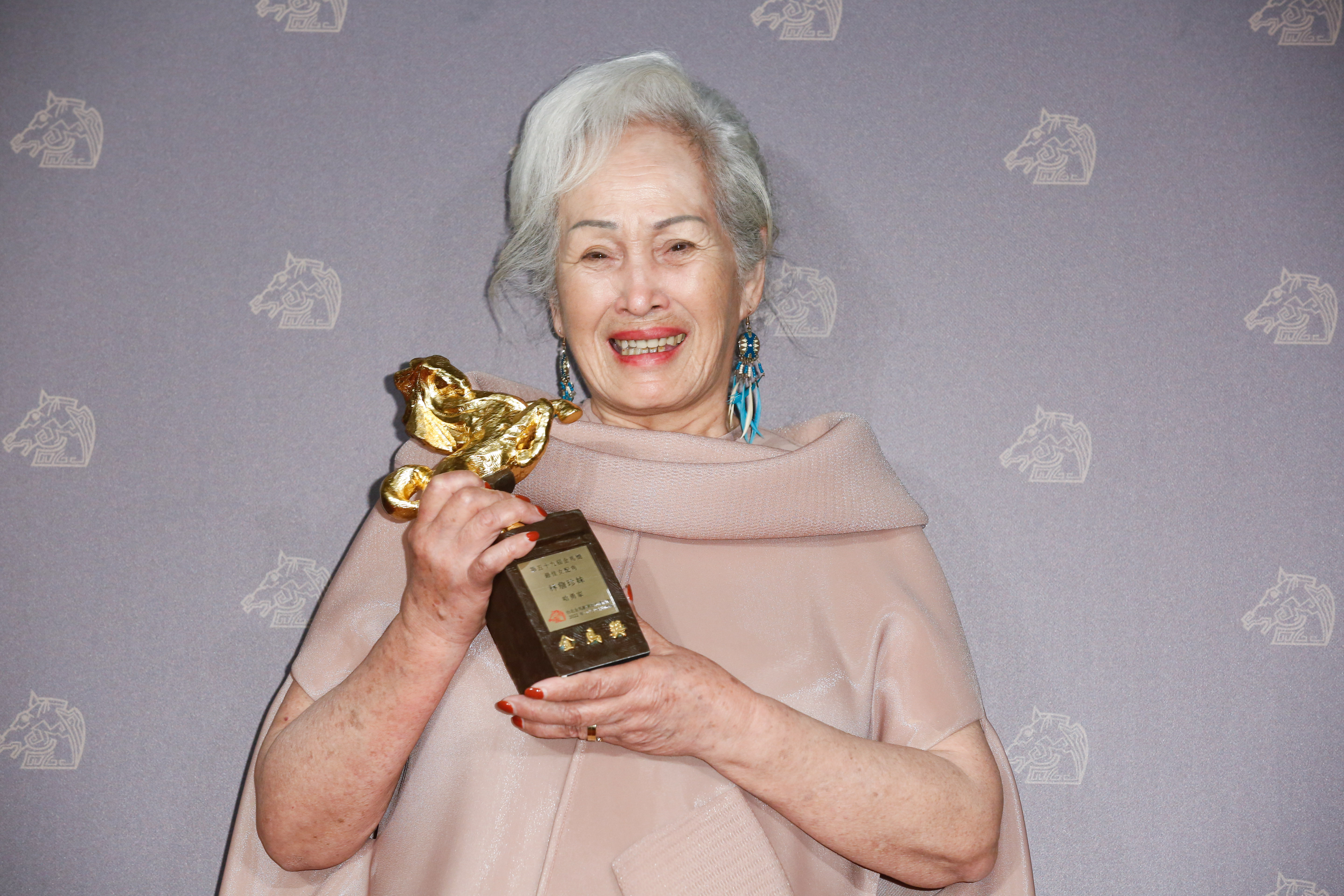 《哈勇家》的阿嬤林詹珍妹在一片歡呼聲中獲得金馬獎最佳女配角獎。