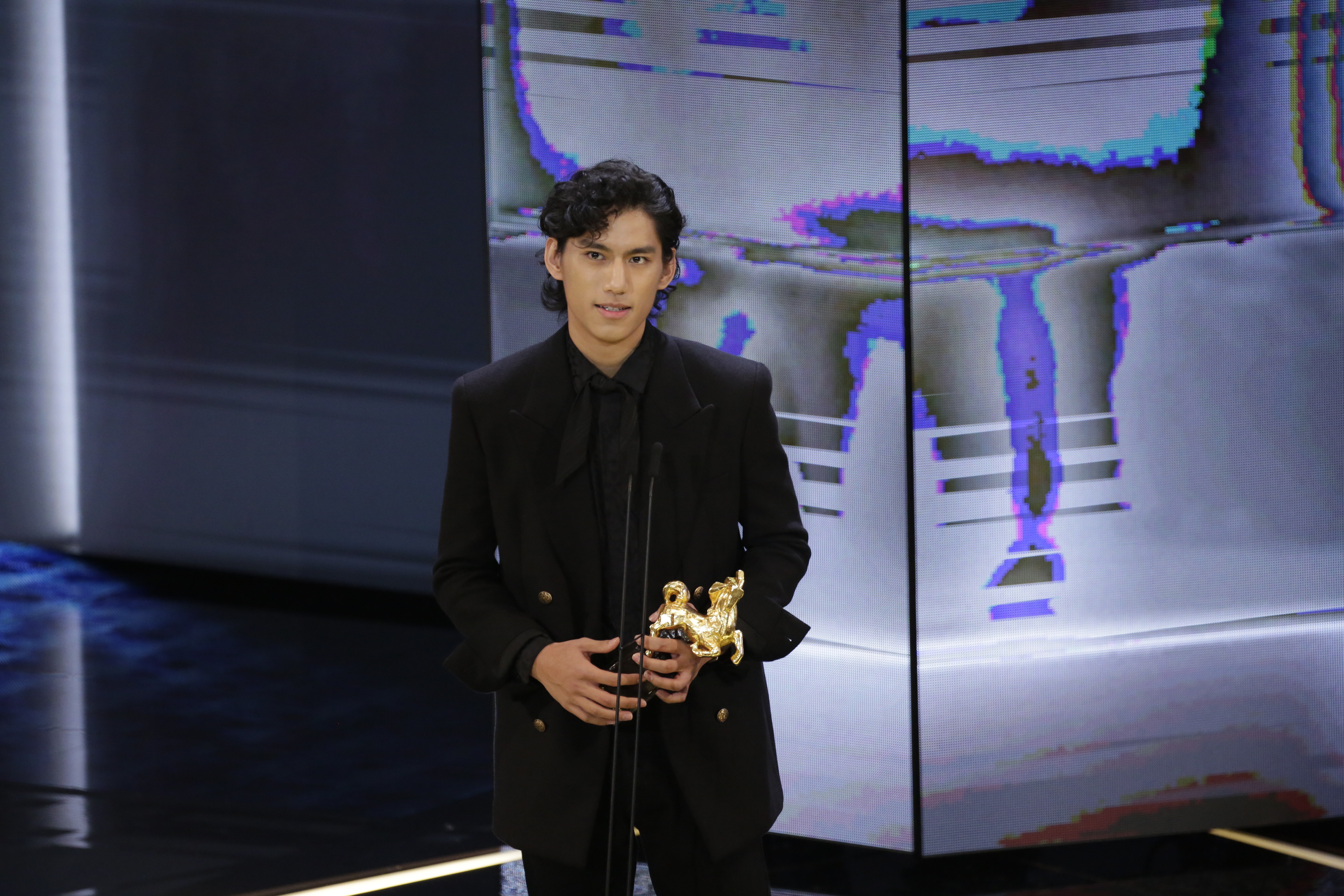 朱軒洋之前曾給人不受控的印象，金馬獎台上他沉穩許多，但還是很在自己的世界。