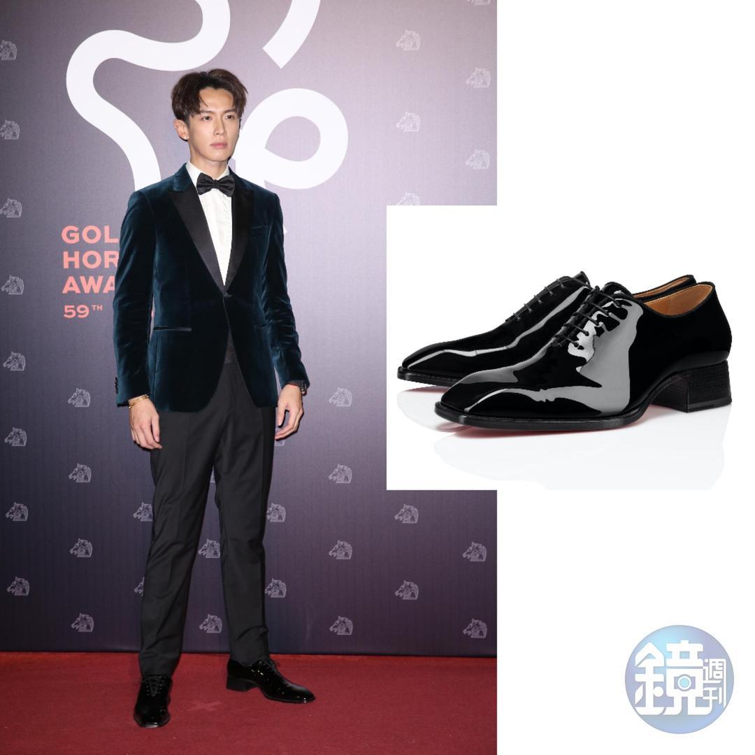 柯震東身穿一襲Hugo Boss孔雀藍絲絨禮服,搭配紅底鞋王Christian Louboutin的Vatik黑色漆皮方頭綁帶皮鞋(NT$39,300)。