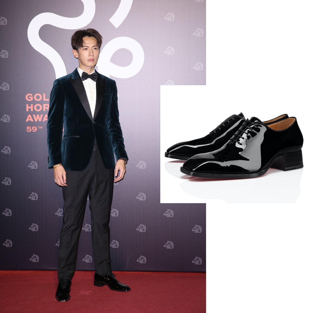 柯震東身穿一襲Hugo Boss孔雀藍絲絨禮服,搭配紅底鞋王Christian Louboutin的Vatik黑色漆皮方頭綁帶皮鞋(NT$39,300)。