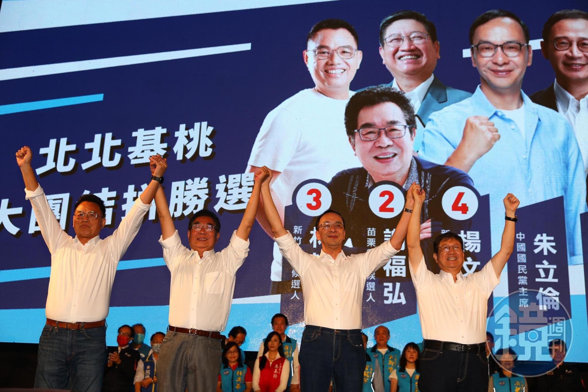 國民黨新竹市長候選人林耕仁（左1）北上參加黃金週大造勢，但隔沒多久，國民黨新竹市副議長余邦彥就率領75位里長倒戈挺高虹安。