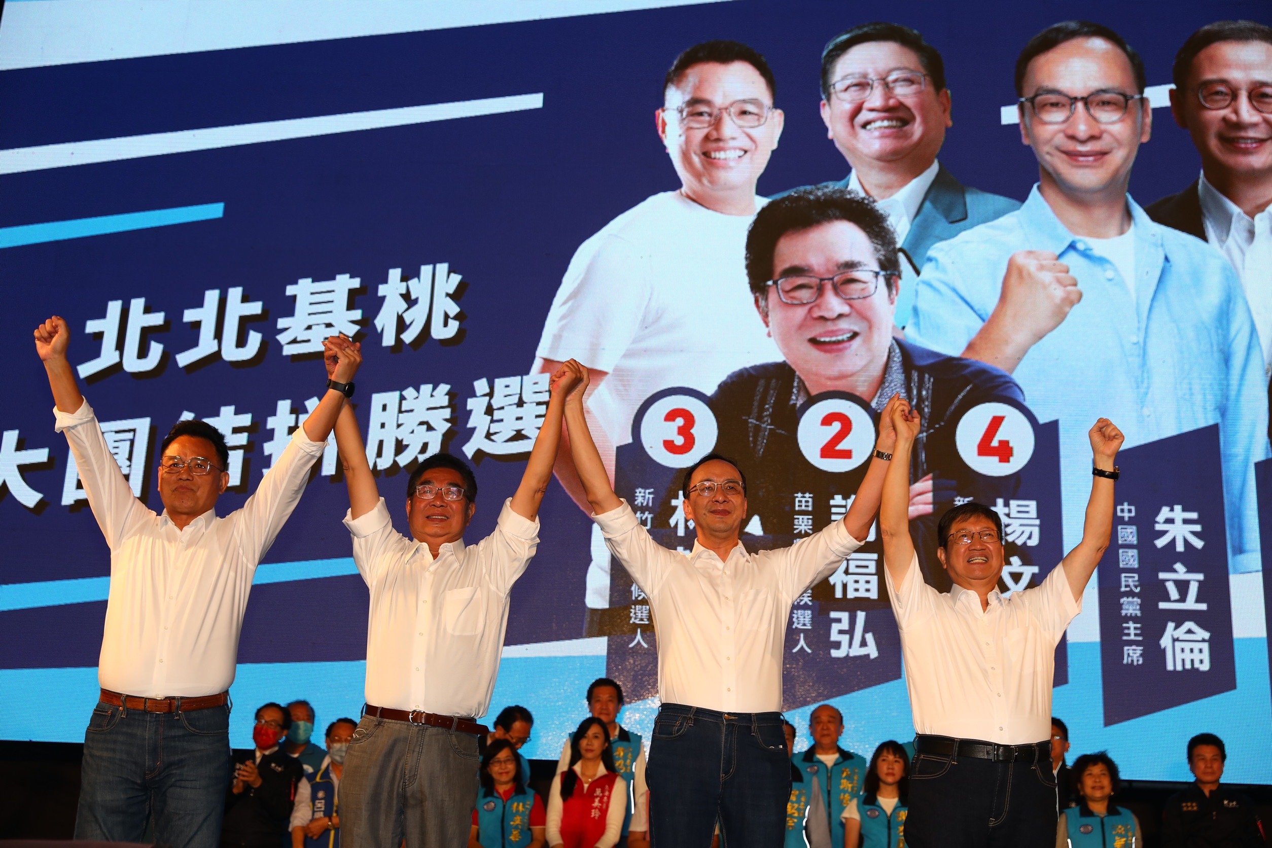 國民黨新竹市長候選人林耕仁（左1）北上參加黃金週大造勢，但隔沒多久，國民黨新竹市副議長余邦彥就率領75位里長倒戈挺高虹安。