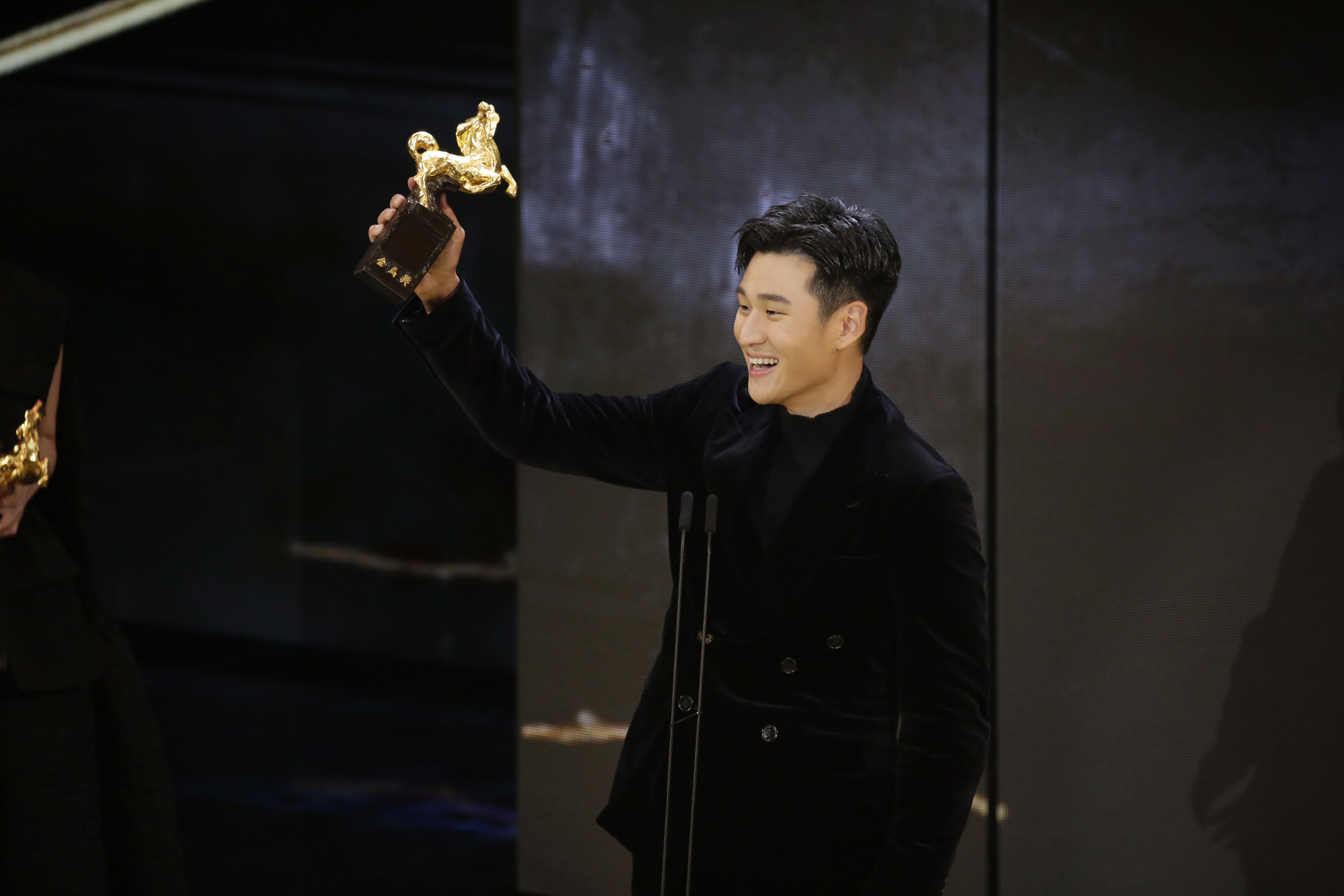周興哲雖然在新演員獎槓龜，但抱回最佳原創電影歌曲，達成夢想。