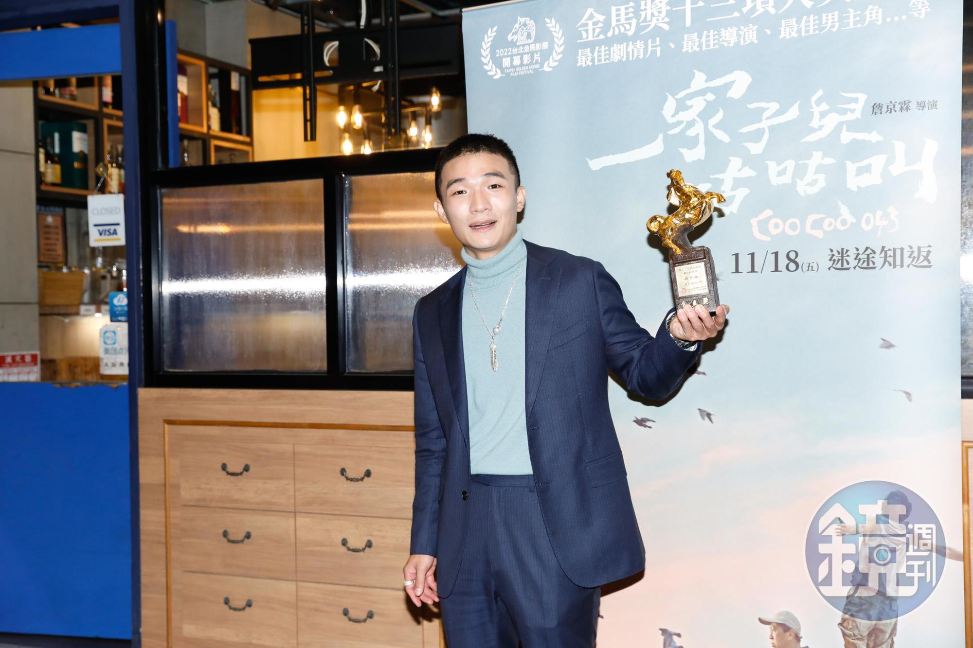 拿下最佳新演員的胡智強,顯得有些壓抑下的震驚。