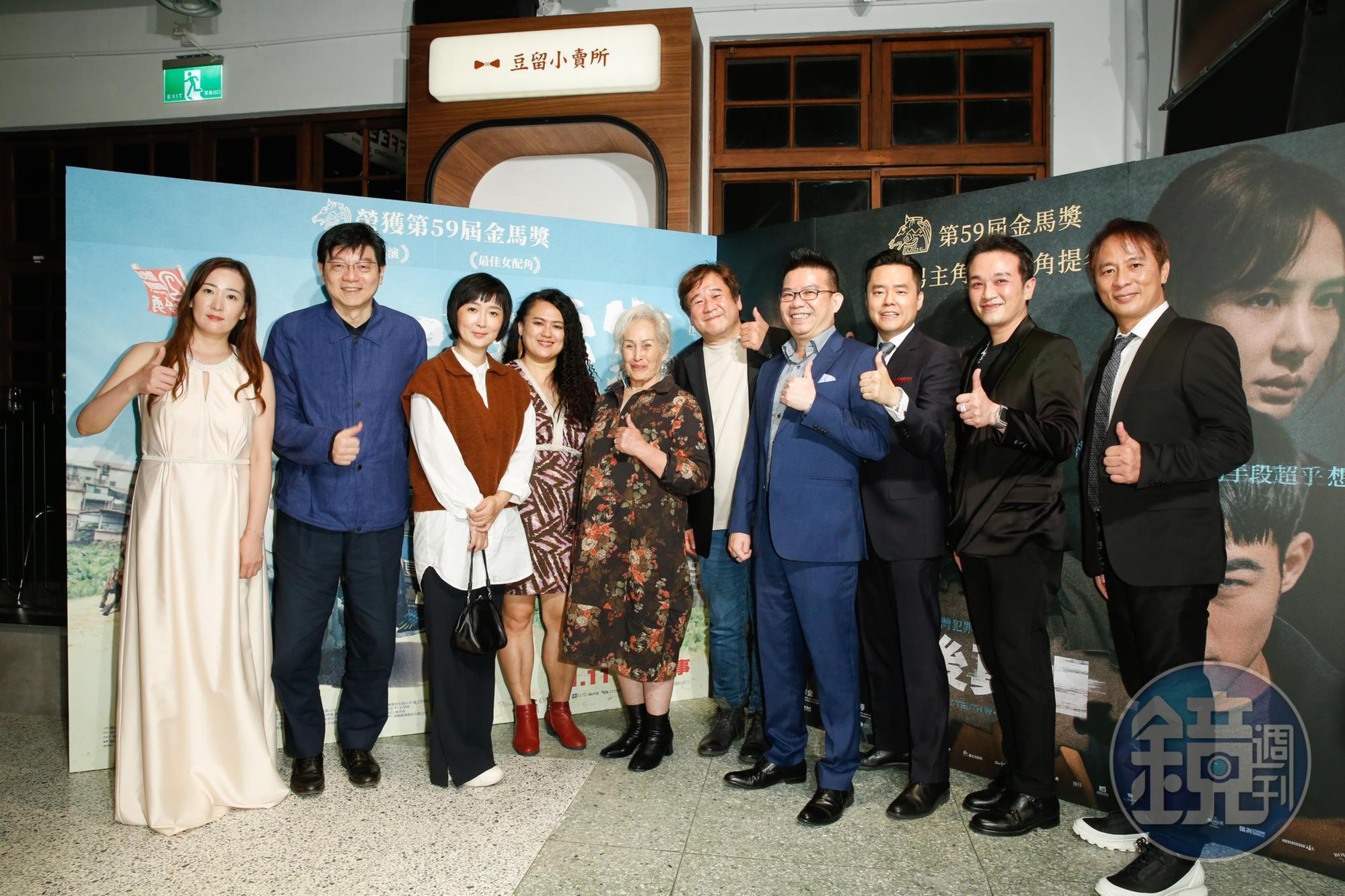 《哈勇家》寫下好成績,幕後監製們及諸位出品人與兩位金馬得主開心合照。