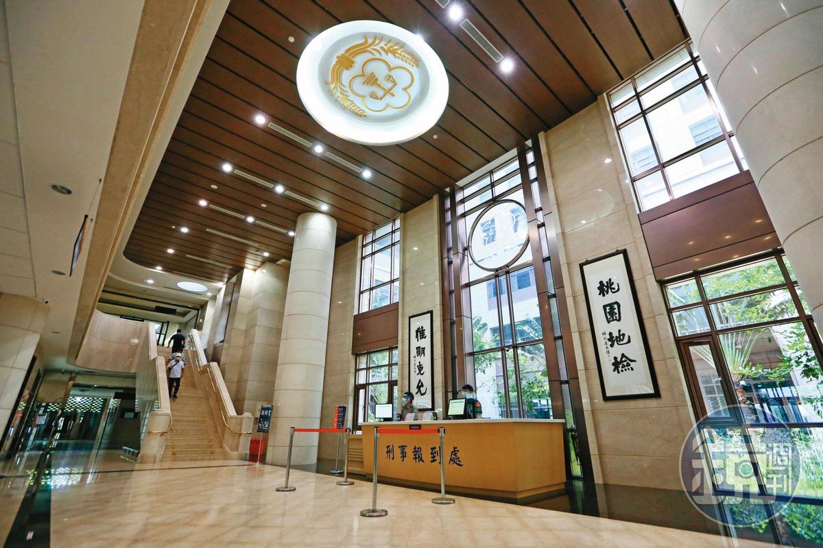 桃園一名體重逾百公斤的黃姓女子到游姓女子家討債，將對方活活壓死遭起訴。