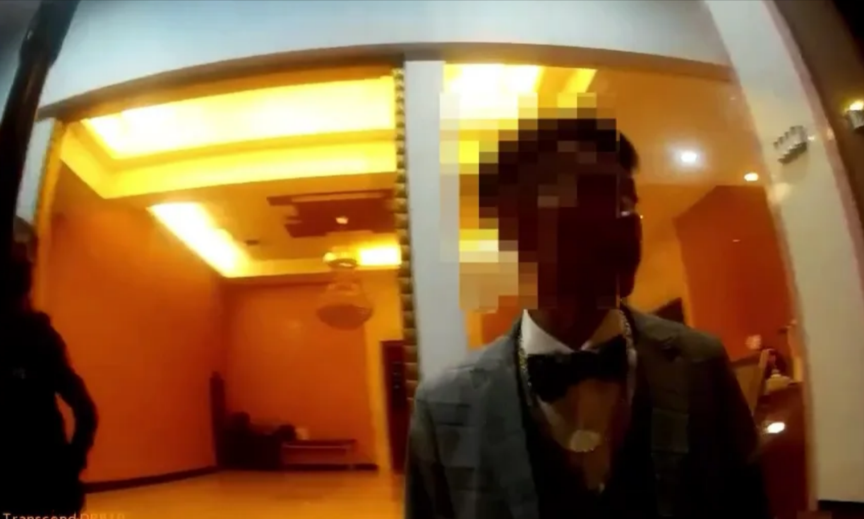新北市三峽一婚宴會館昨傳出打架事件，新郎表示不認識鬧事的2名男子。（翻攝畫面）