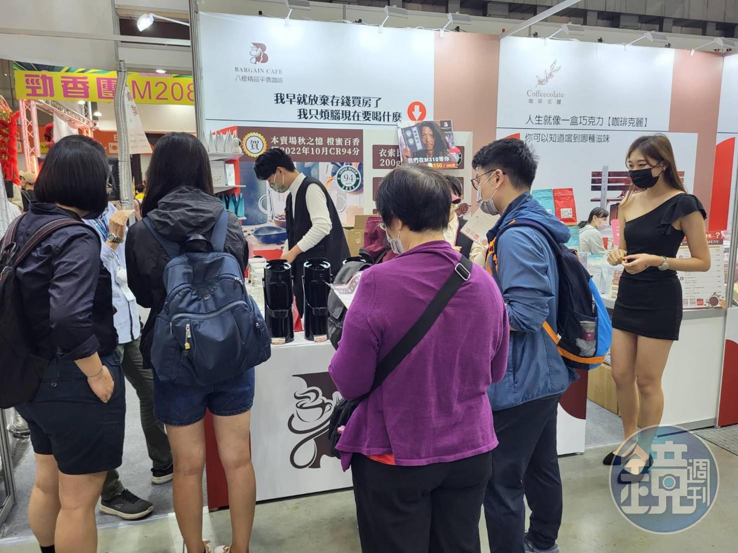 台灣國際咖啡展爆棚引人潮,來自台東的八根咖啡店老闆因熱愛咖啡,不惜捨棄穩定的國營事業鐵飯碗創業,網路銷售評價極佳。
