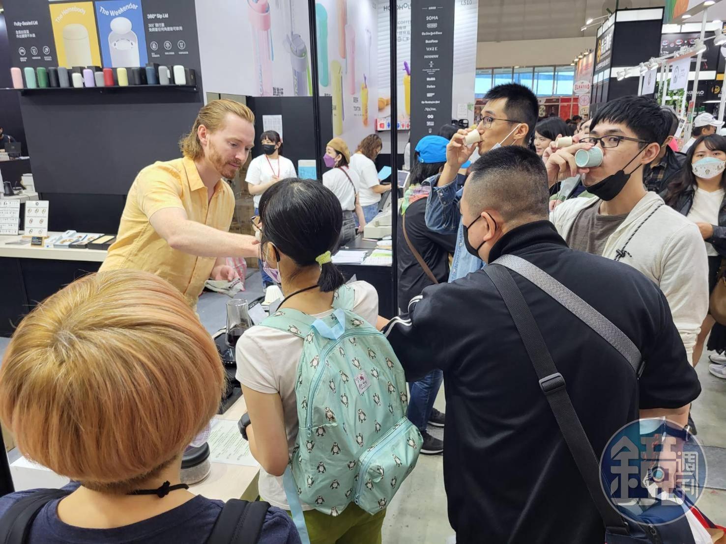今年的咖啡展活動項目涵蓋產業鏈相關商品,從咖啡豆、咖啡設備、沖泡器具到咖啡成品等一應具全,不少消費者搶鮮試喝手沖咖啡。