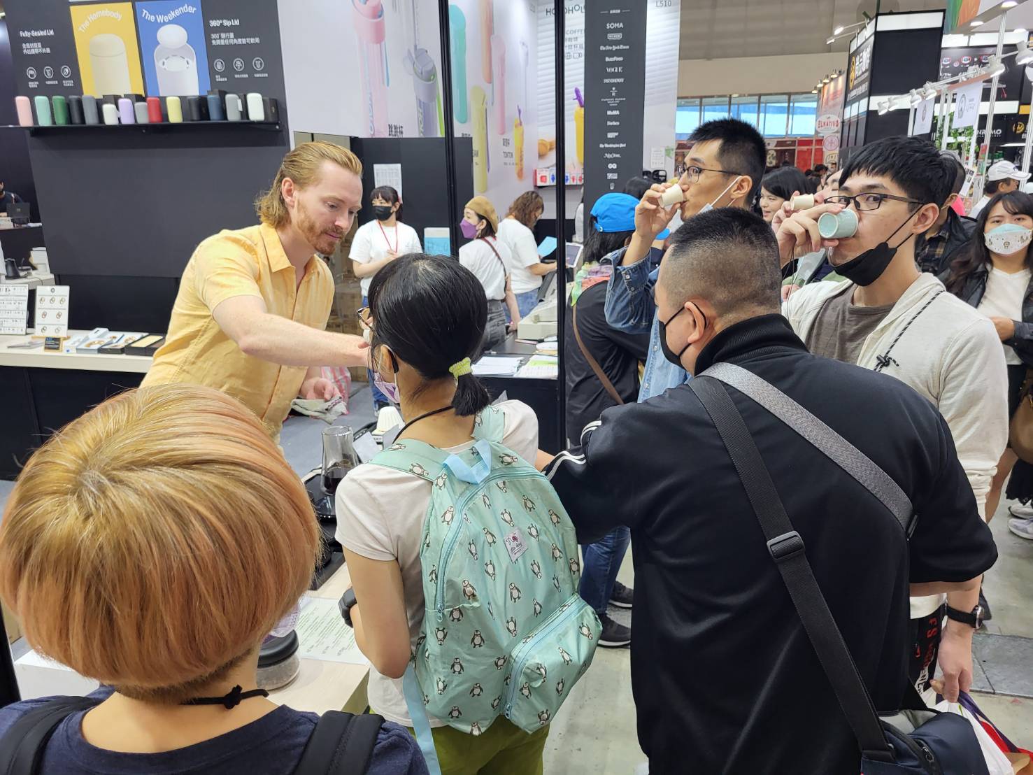 今年的咖啡展活動項目涵蓋產業鏈相關商品,從咖啡豆、咖啡設備、沖泡器具到咖啡成品等一應具全,不少消費者搶鮮試喝手沖咖啡。