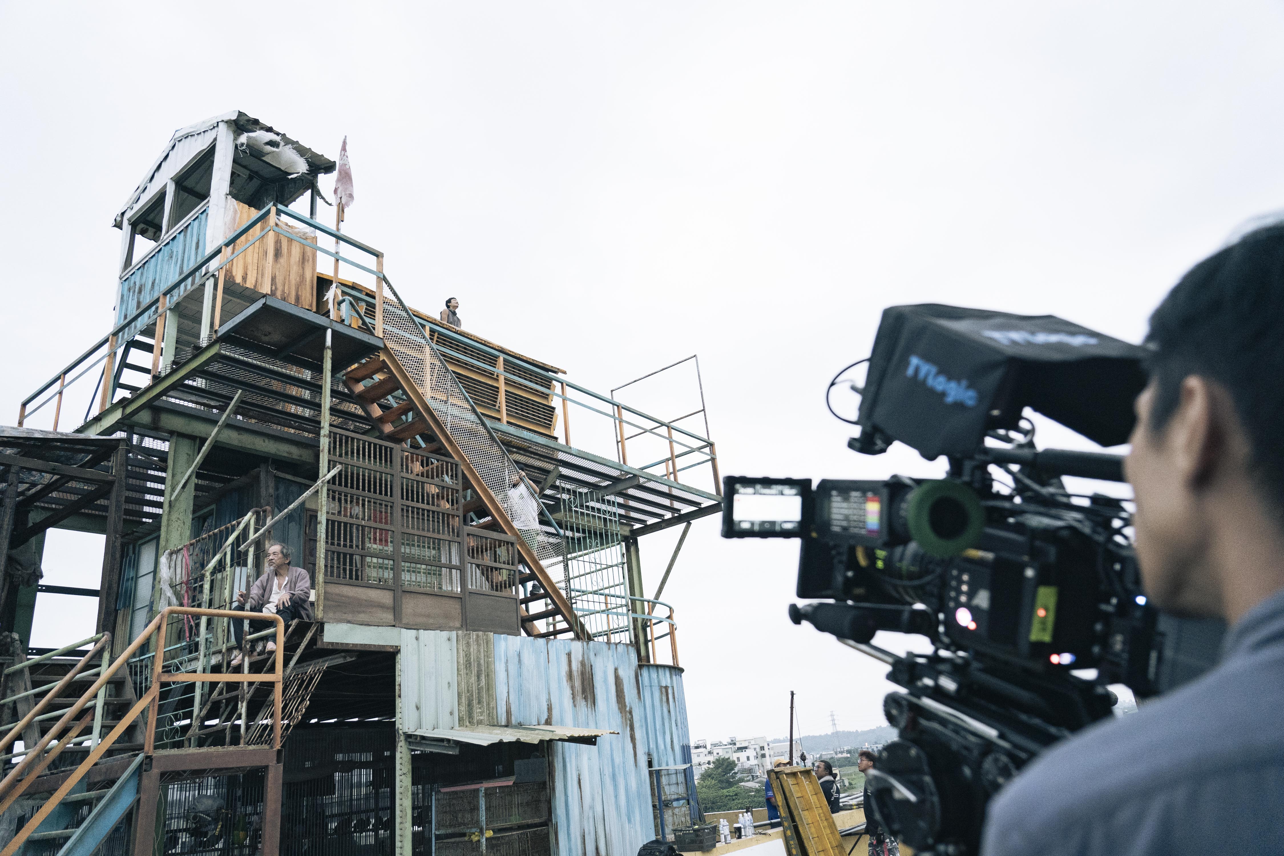 場地組多方尋找後，選擇高雄大寮一棟透天厝為主景，接著進場布置，並搭建鴿舍。（双喜提供）